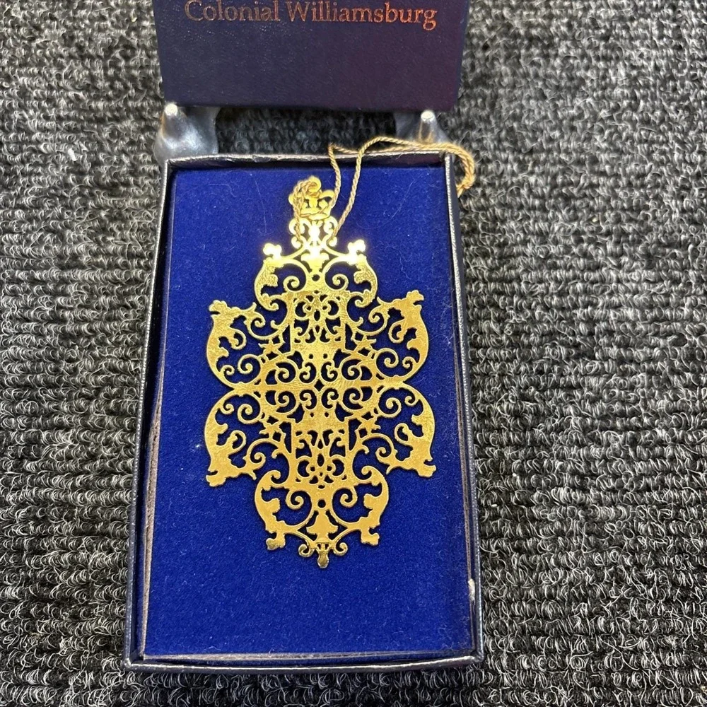 Vtg~Colonial Williamsburg Christmas Ornament~Gold Tone~IOB